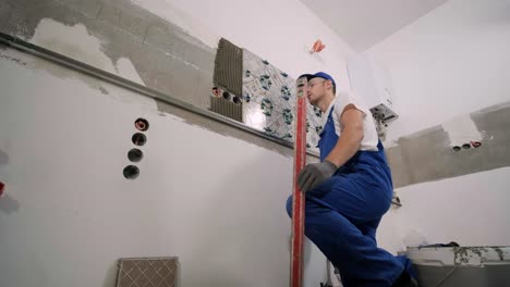 instalación de azulejos de cerámica para paredes - medición y corte de las piezas. construcción, renovación, reparación de apartamentos. cortes de azulejas. corte de baldosas