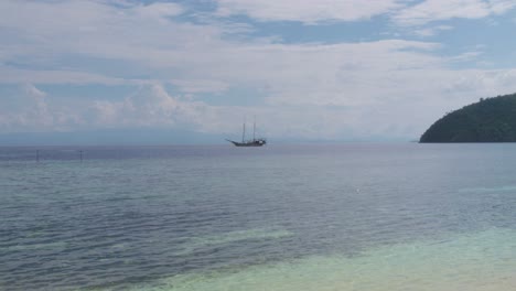 Ein-Heiteres-Segelboot,-Das-In-Den-Ruhigen-Gewässern-Vor-Der-Insel-Kri,-Raja-Ampat,-Indonesien-Vor-Anker-Liegt