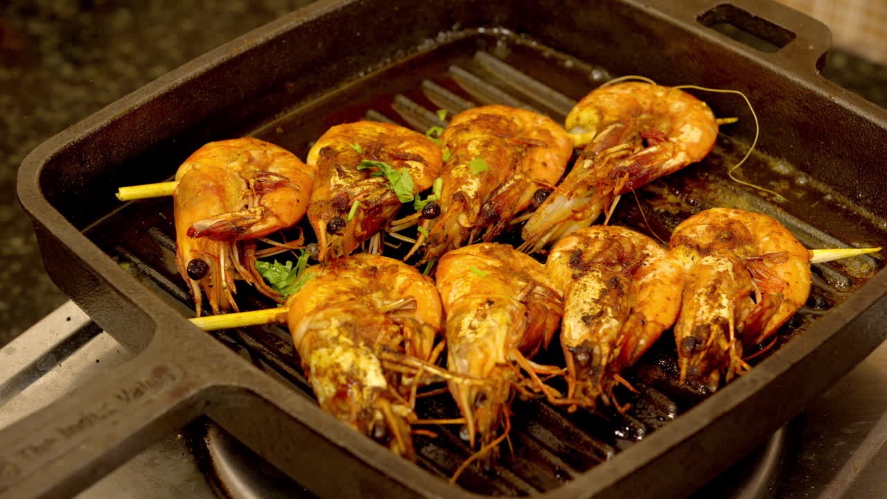 camarones a la parrilla en pinchos