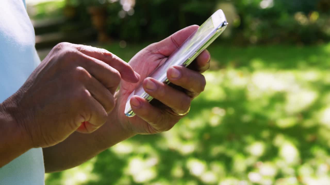 hombre mayor usando teléfono móvil