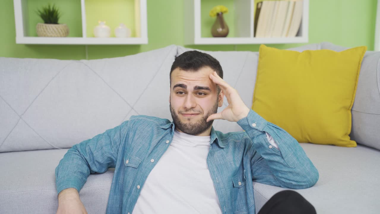 joven en pensamientos felices en casa. sueños.