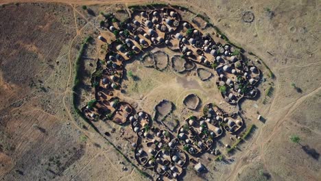 Vista-De-Drones-Desde-Arriba-Del-Centro-De-Un-Pueblo-En-La-Región-De-Karamoja,-También-Llamado-Manyatta-O-Ere,-En-Uganda,-Durante-Un-Día-Soleado