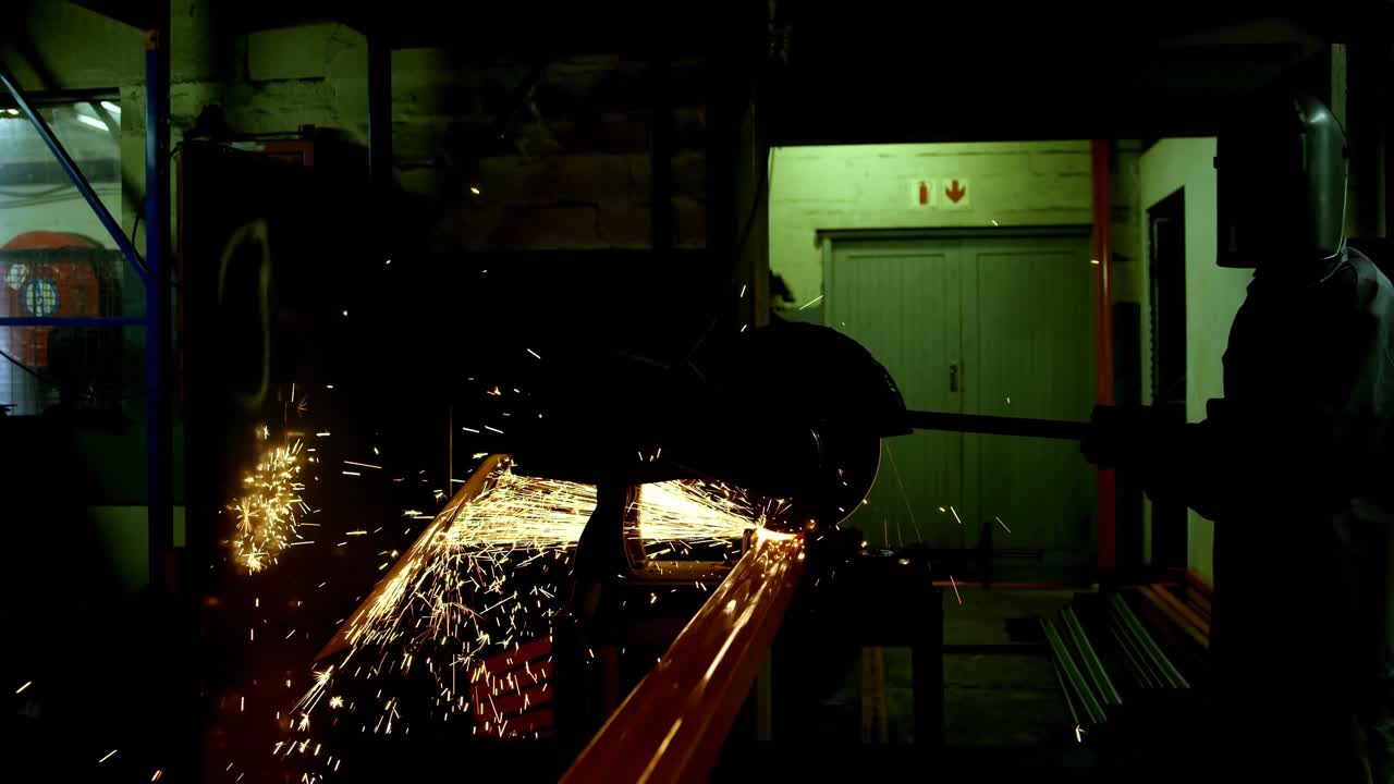 4k 워크 ⁇ 에서 금속 절단 기계를 사용하는 금속공