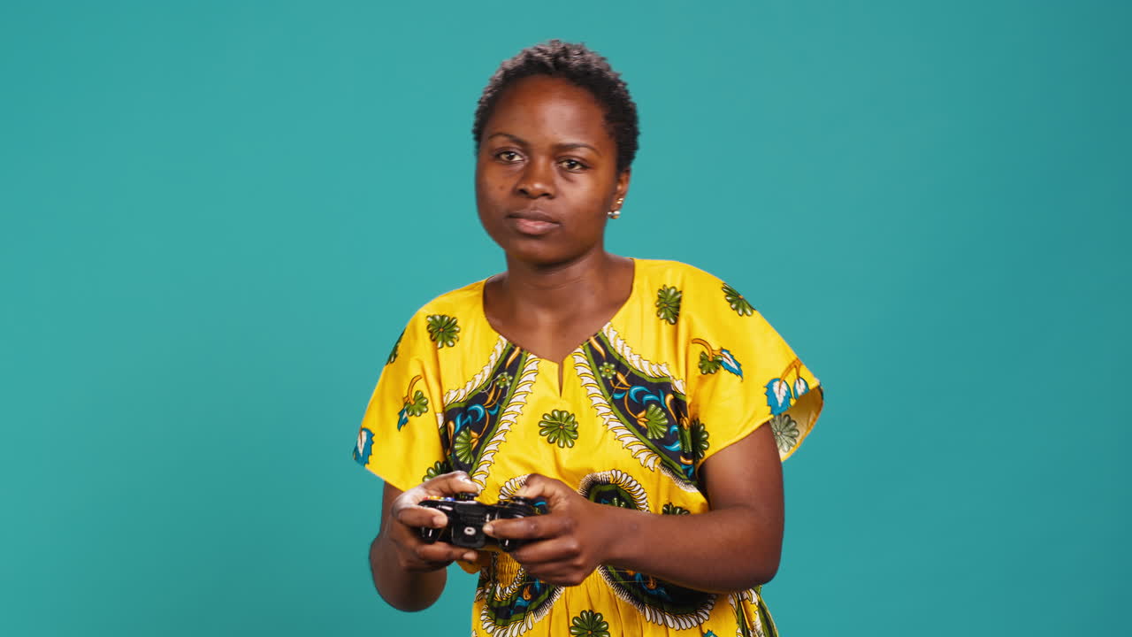 недовольная молодая женщина, испытывающая печаль после поражения в видеоиграх