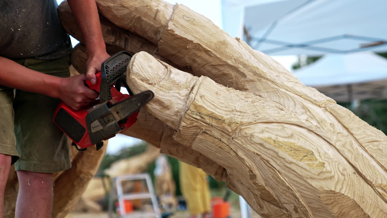Carving Giant Wooden Hands with Chainsaw