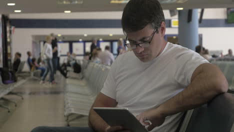 Man-Passing-Time-before-Departure-with-Tablet