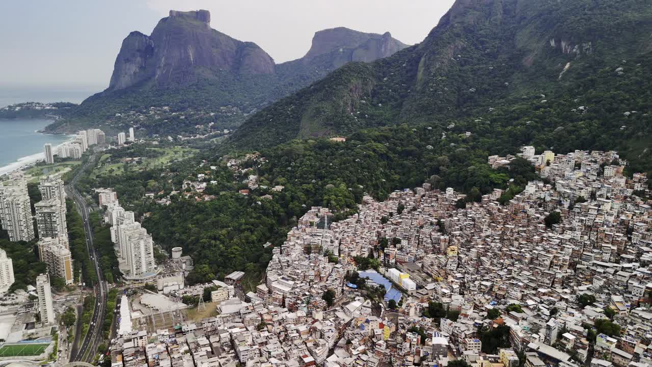 리오데자네이로 (rio de janeiro) 의 파벨라 로치냐 (favela rocinha) 의 공중 풍경, 멋진 해변, 웅장한 산, 그리고 뒷면에 비는 도시 마천루