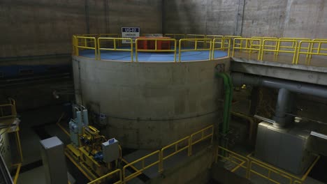 tiro inclinado de la maquinaria dentro de una planta de procesamiento de agua