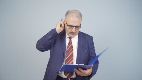 un hombre de negocios rascándose la oreja.