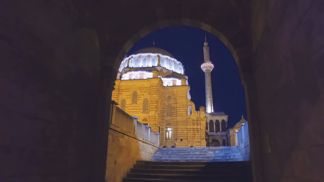 entrada de la mezquita de laleli por la noche, también se llama mezquita de tulipanes turco: laleli camii arquitectura de estilo barroco, imperial otomano