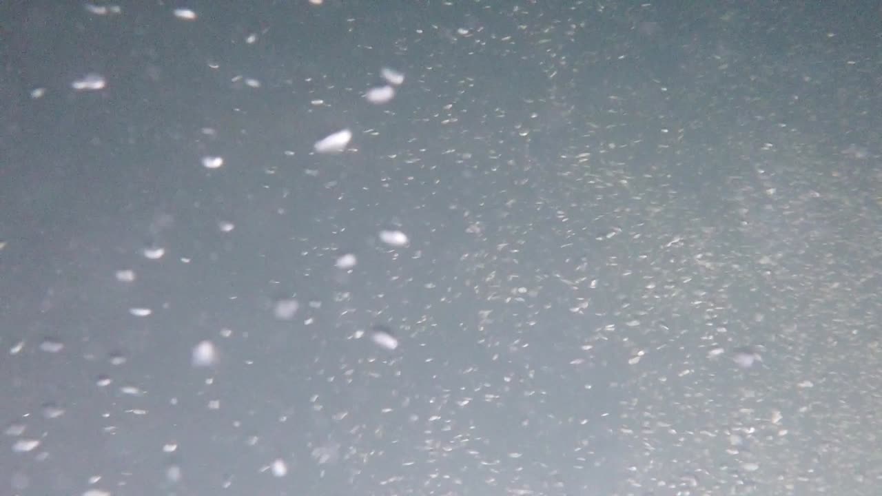 impresionantes burbujas de aire en un río claro que corre