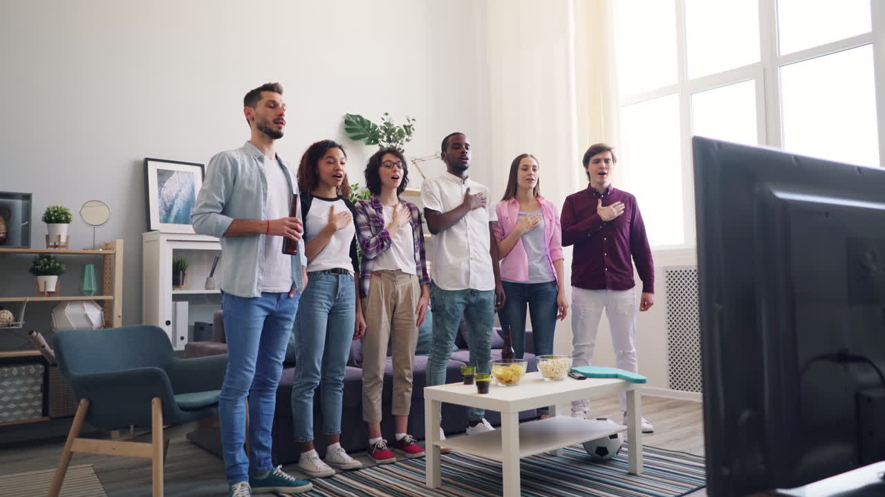 amigos viendo un juego.