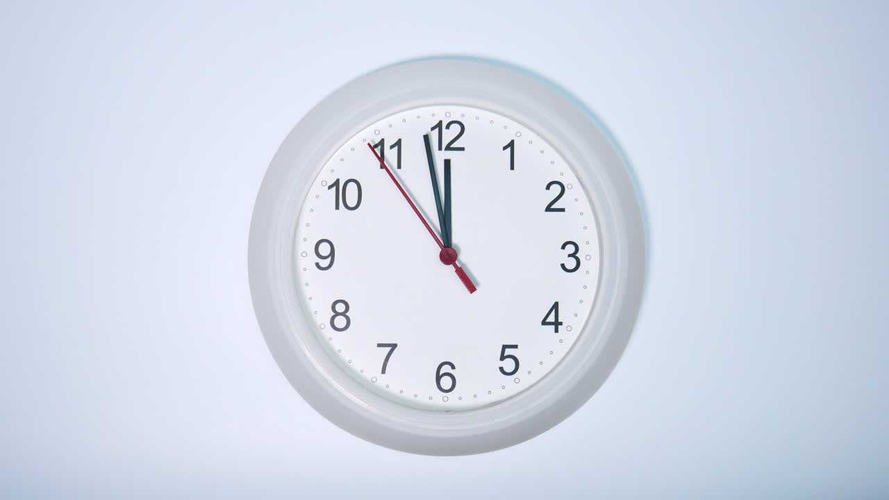 Orologio da parete bianco che segna le 12.