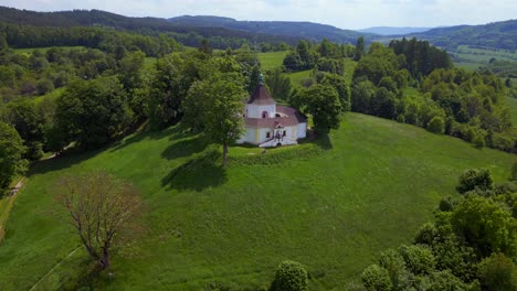완벽 한 공중 위 뷰 비행 둥근 예배당 언덕 산, krumlov 체코 공화국 2023 년 여름