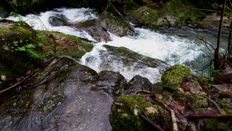 Mini-Wasserfall-Im-Fluss-Bugio,-Portugal