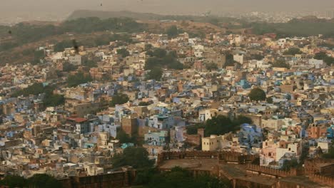 jodhpur (también ciudad azul) es la segunda ciudad más grande del estado indio de rajasthan y oficialmente la segunda ciudad metropolitana del estado.