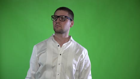 un hombre texturizado con cerdas y gafas controla sus manos con un holograma en un fondo verde