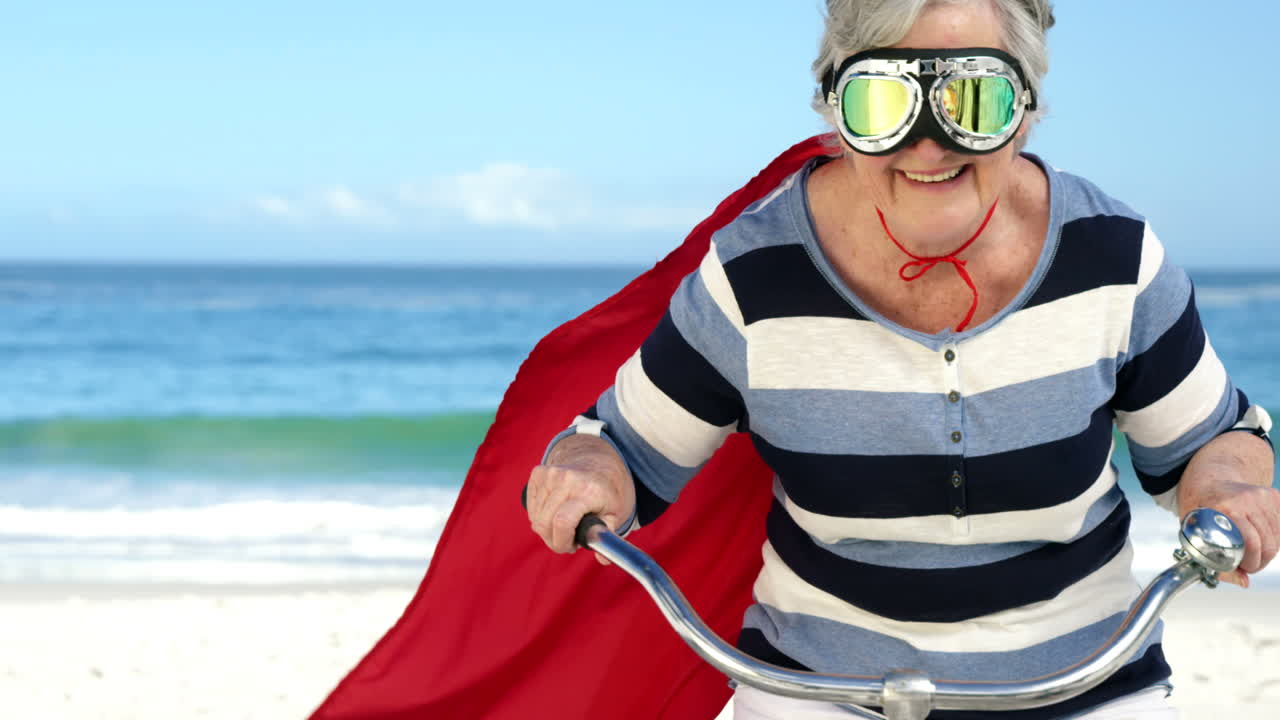 자전거를 타는 고위 여성