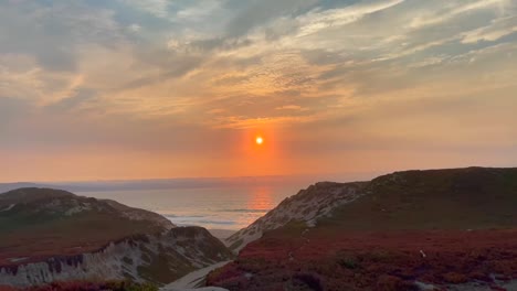 puesta de sol desde la playa estatal de fort ord dunes en monterey, california