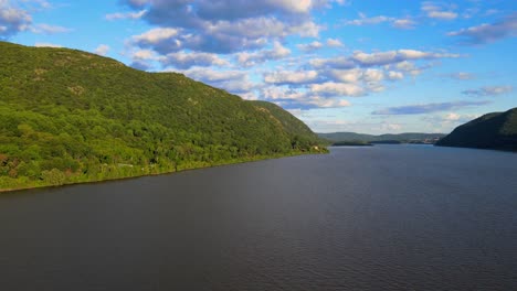 Imágenes-De-Video-De-Drones-Aéreos-Del-Verano-Sobre-El-Valle-Del-Río-Hudson-En-Las-Tierras-Altas-De-Hudson-Con-Nubes-Esponjosas-Y-Cielos-Azules