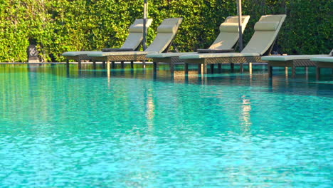 Sillones-De-Hotel-De-Lujo-Junto-A-La-Piscina-Azul