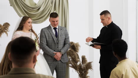 una pareja enamorada en el altar
