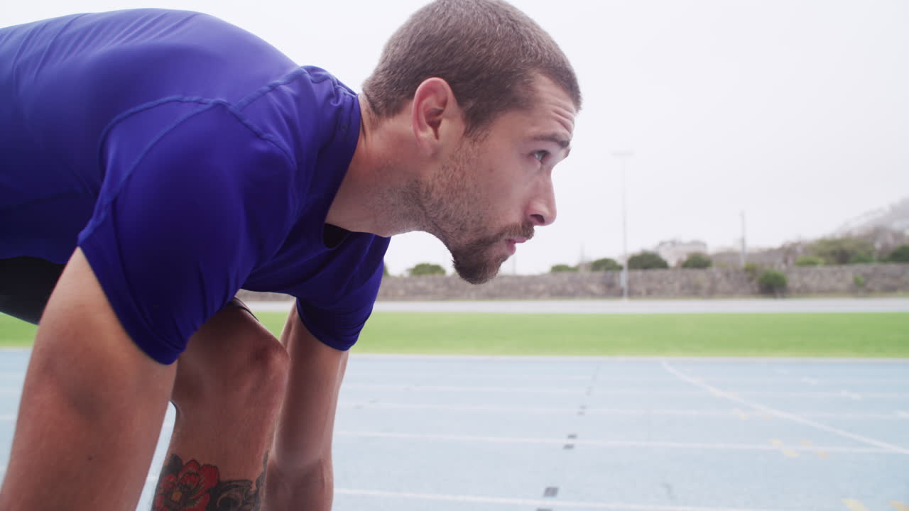 hombre preparándose para correr en una pista
