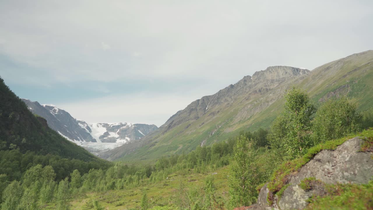 vista de la caminata de montaña en lyngsdalen en un día de brisa en noruega