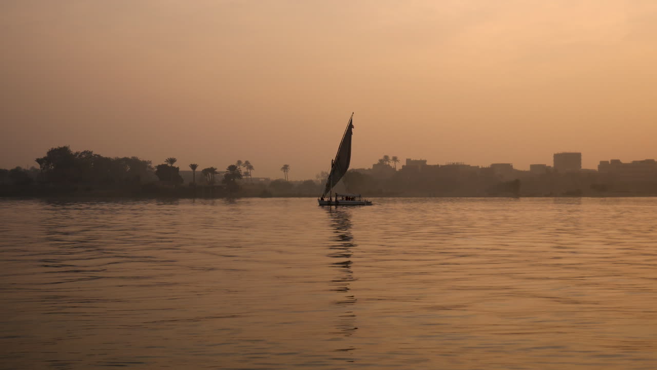 un barco de venta faluca en el río nilo en egipto al atardecer - toma estática