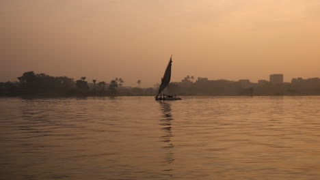 Ein-Felucca-verkaufsboot-Auf-Dem-Nil-In-ägypten-In-Der-Dämmerung---Statischer-Schuss