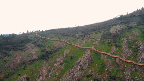 Pasarelas-De-Madera-A-Través-De-Las-Montañas-Para-Visitar-El-Sitio-De-La-Pasarela-De-Demostración-En-Alferce,-Monchique.