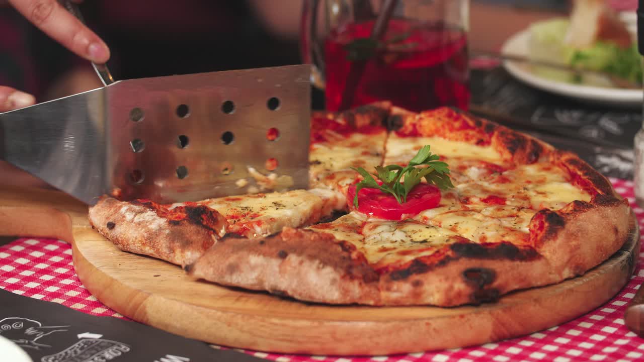 Cutting Pizza, Video 4K