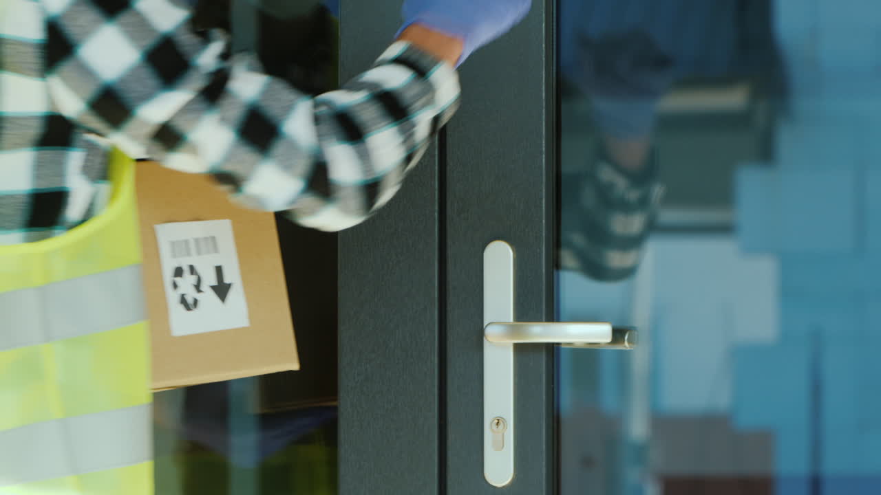 un mensajero con guantes protectores entrega un paquete