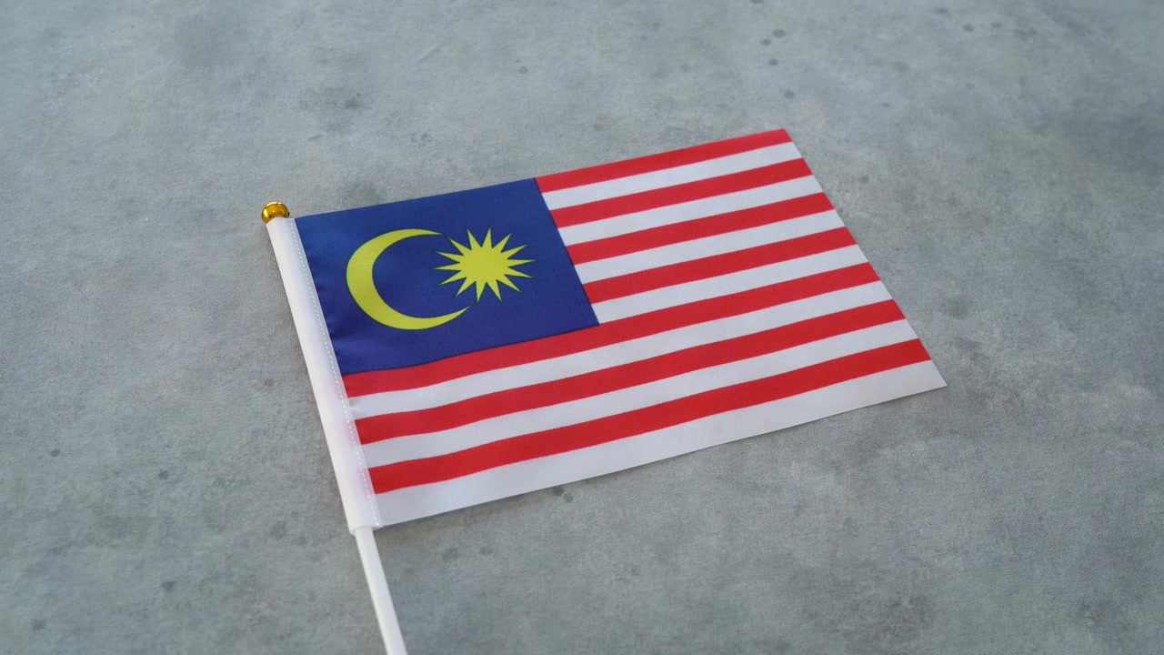 Primo piano della bandiera nazionale malese. Concetto di bandiera della Malesia