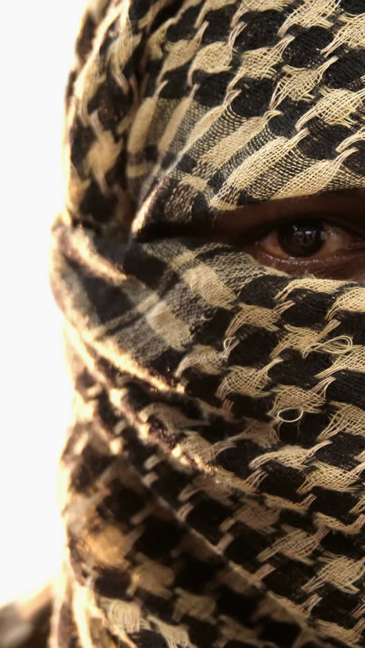 terrorista con una ametralladora contra un fondo blanco