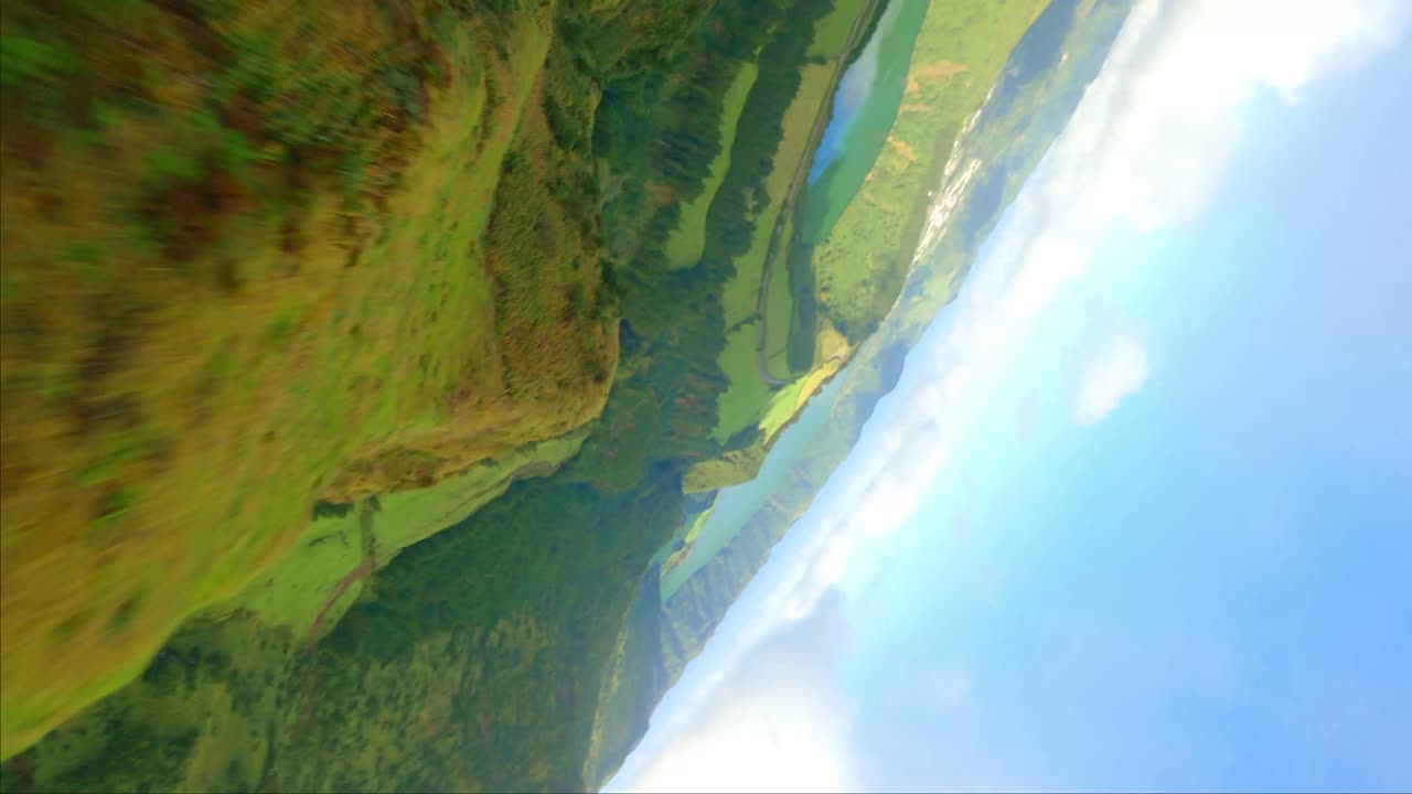 fpv hacia adelante disparado sobre colinas de niebla en el verano