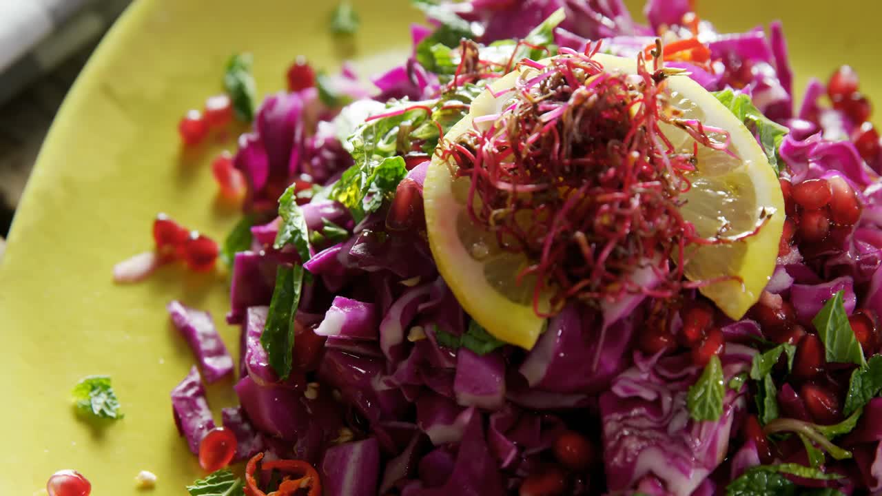 테이블 4k 에 있는 접시 에 있는  ⁇ 러드