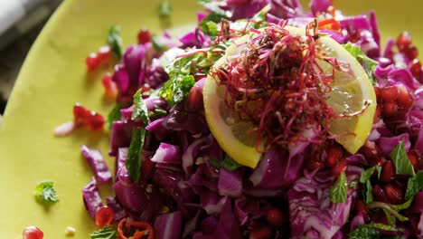 ensalada en el plato en la mesa 4k