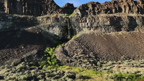 acercándose a una cascada en el desierto