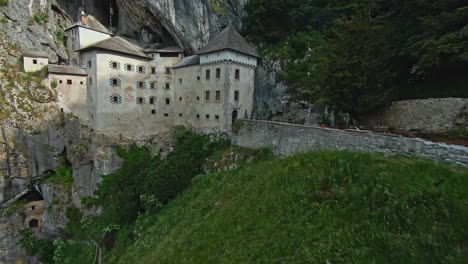 Fortaleza-Renacentista-Del-Castillo-De-Predjama-En-Eslovenia---FPV-Aéreo