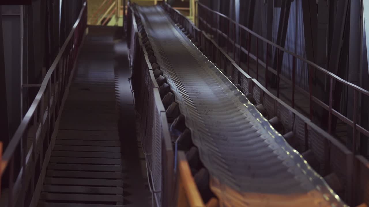 промышленная конвейерная лента на заводе