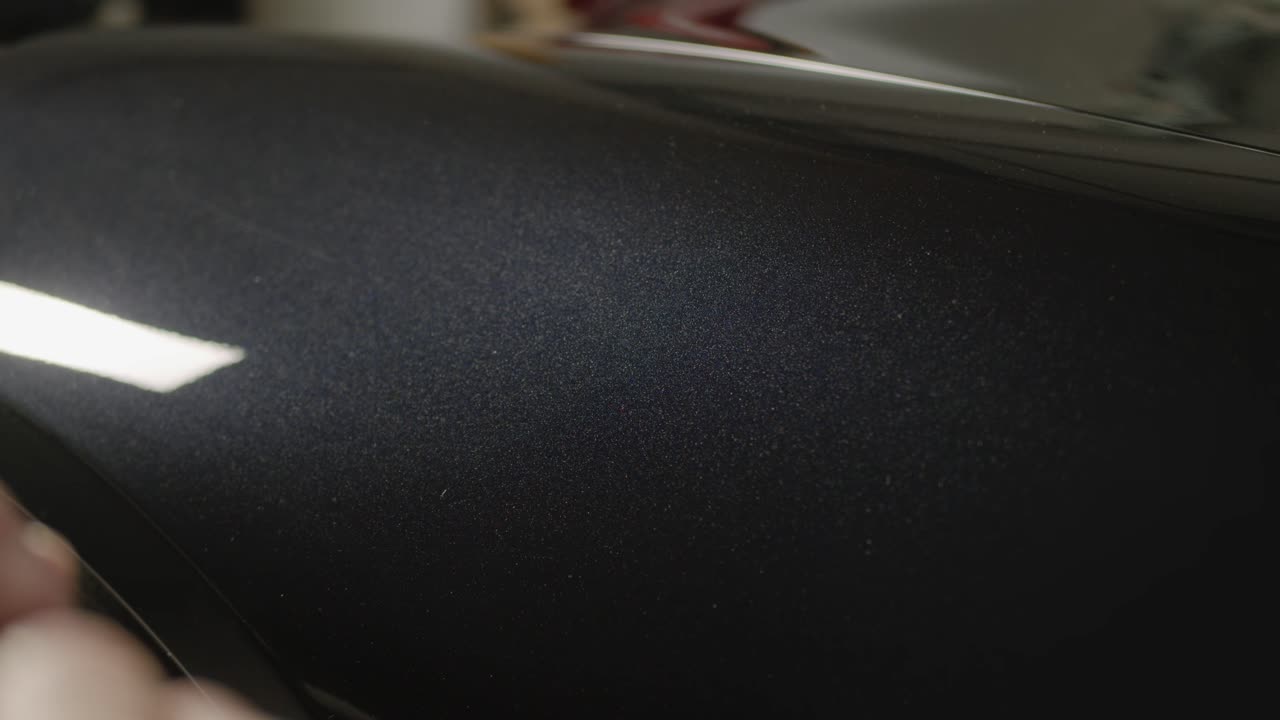 el técnico mide la profundidad de la pintura de la carrocería del automóvil con un instrumento de calibración