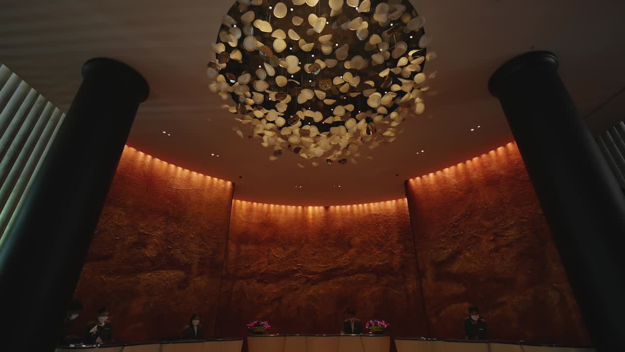 호텔에서 손님을 맞이할 준비가 되어 있는 직원이 있는 크고 따뜻한 개방형 로비 리셉션