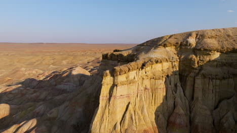 Breathtaking-View-Of-Tsagaan-Suvarga-White-Stupa-Steep-Rock-Cliffs-At-Sunset-In-Gobi-Desert,-Mongolia