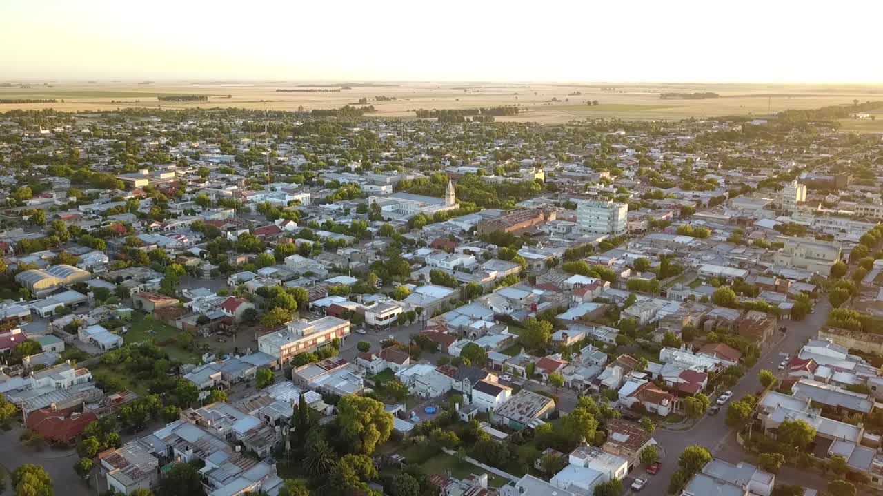 fotografía aérea de un pequeño pueblo durante la puesta de sol, en coronel dorrego, argentina