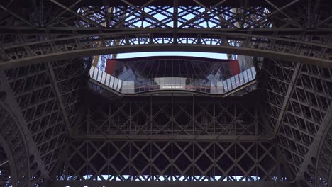 la torre eiffel simboliza el romance y el ingenio de la ciudad de la luz.