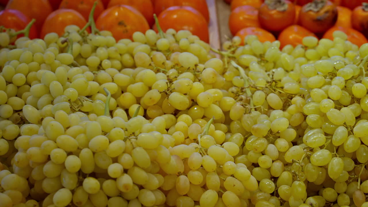 uvas amarillas expuestas en el mercado