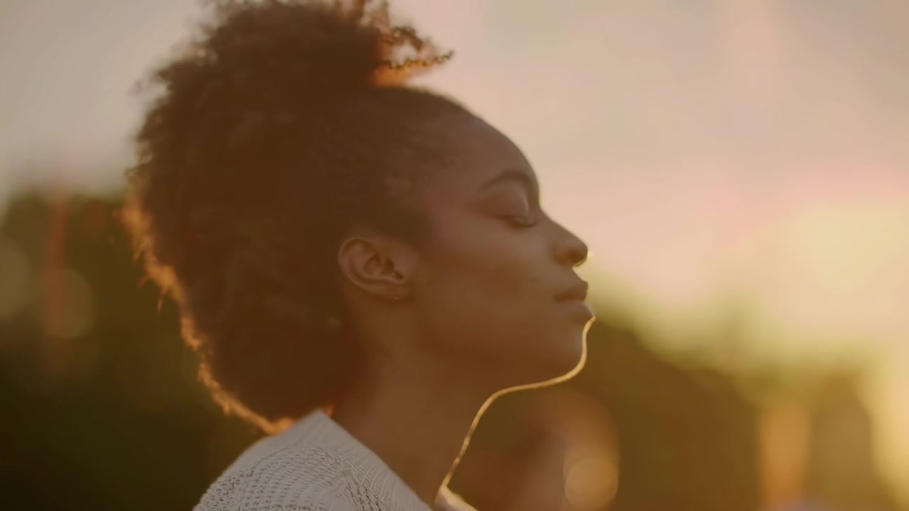 Donne Diverse che Meditano in un Parco al Tramonto