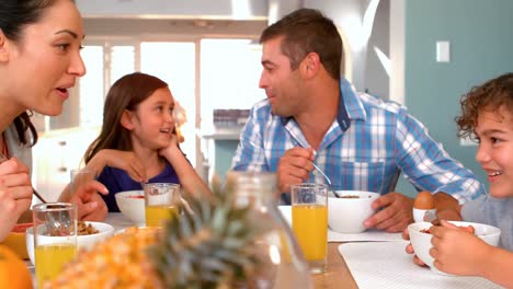 Familia-Desayunando-Juntos