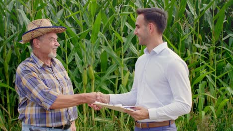 buen trato entre agricultor y hombre de negocios